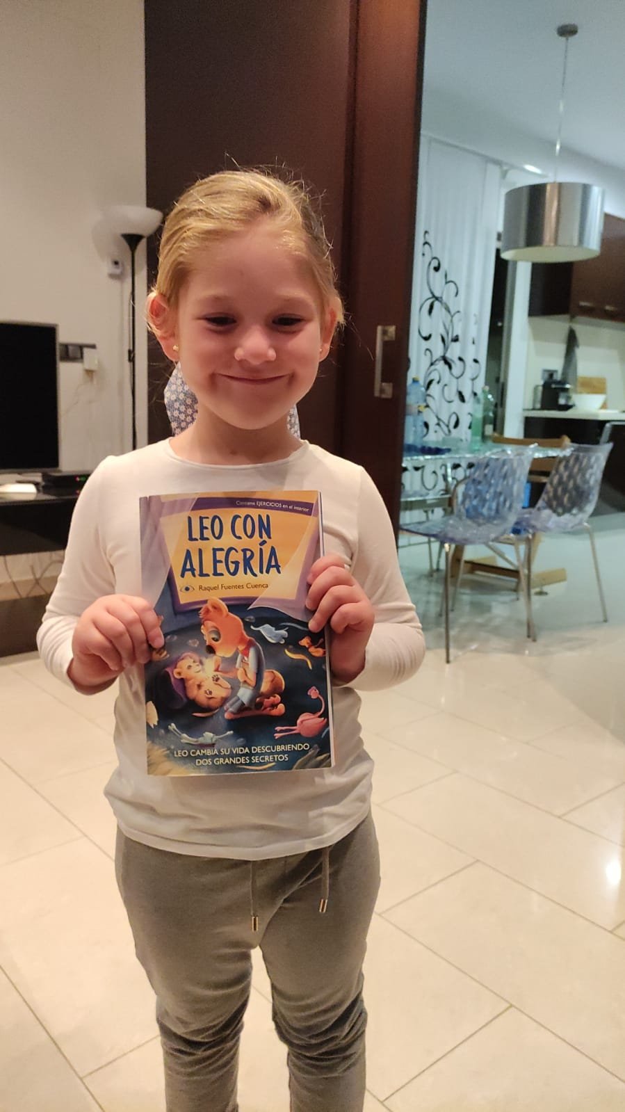 lectora de leo con alegría